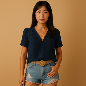 繊細なレースとVネックが特徴の女性用ブラウス。ビジネスや外出、特別なイベントにぴったりなエレガントなトップス。